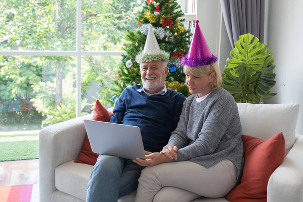 idős idős fehér idős férfi és nő játszik internet által u - Fotó, kép