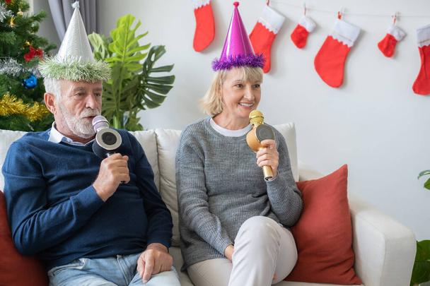 idős idős fehér idős férfi és nő boldogan énekel egy dalt  - Fotó, kép
