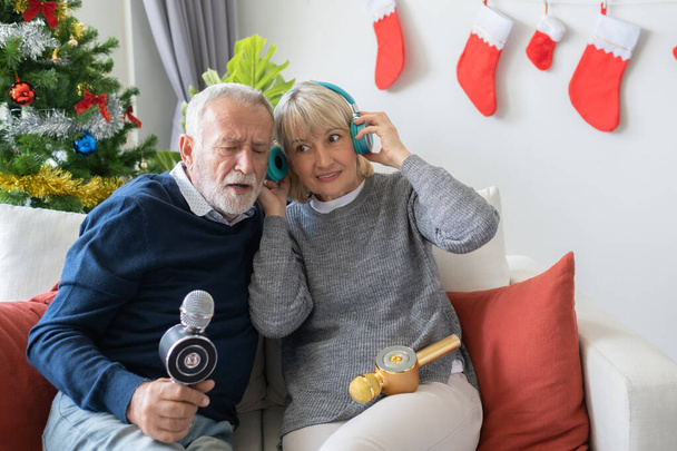 vanhempi vanhusten vanha mies ja nainen mielellään laulaa laulua ja kuuntelijaa
 - Valokuva, kuva