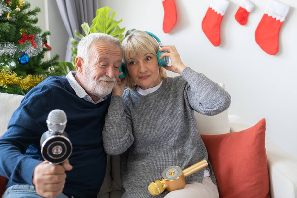 senioren oude man en vrouw blij om te zingen en te luisteren - Foto, afbeelding
