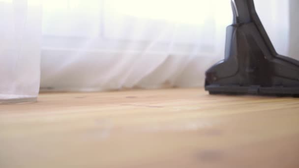 pulizia di un pavimento in legno con un aspirapolvere lavaggio, rallentatore
 - Filmati, video
