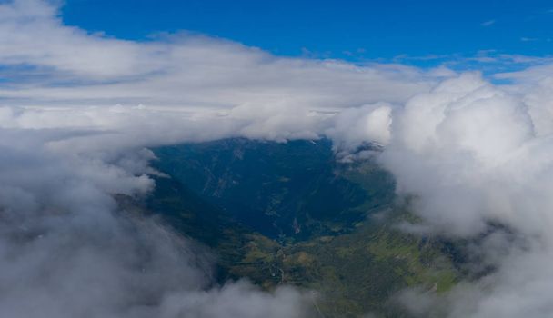 Panorama van het meer Djupvatnet op de weg naar de berg Dalsnibba in Noorwegen. Luchtfoto drone in juli 2019 - Foto, afbeelding