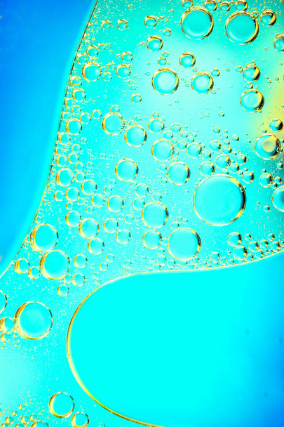 absztrakció cseppek az üveg tetejére nézet egy színes homályos háttér, Parfüm - Fotó, kép