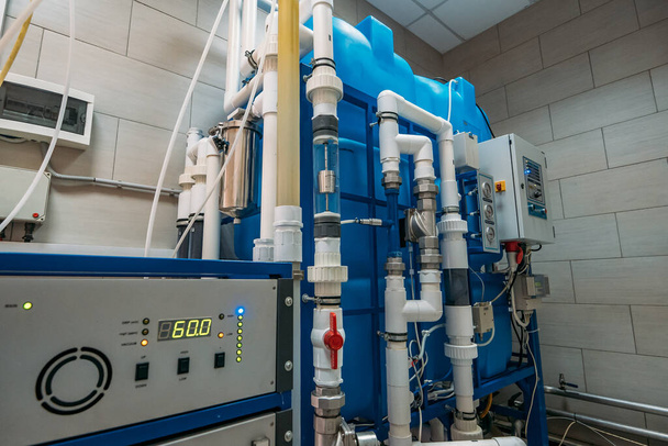 Máquina automatizada automatizada del generador de ozono para la ozonización del agua potable limpia pura en la fábrica de producción de agua, de cerca
 - Foto, Imagen