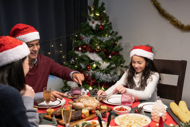 famiglia felice che festeggia insieme il giorno di Natale notte a dini
 - Foto, immagini