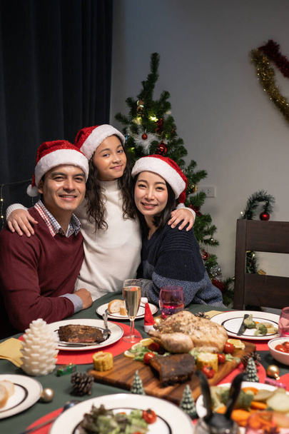 boldog család ünneplő együtt karácsony napján este dini - Fotó, kép