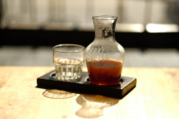whisky en vaso y frasco
 - Foto, imagen