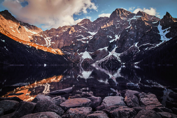 Prachtig uitzicht op de bergen met mooie reflectie - Foto, afbeelding