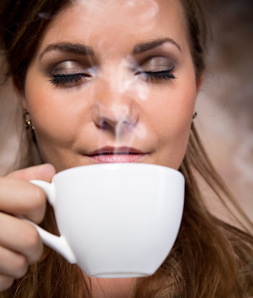Pretty woman drinking coffee - Foto, imagen