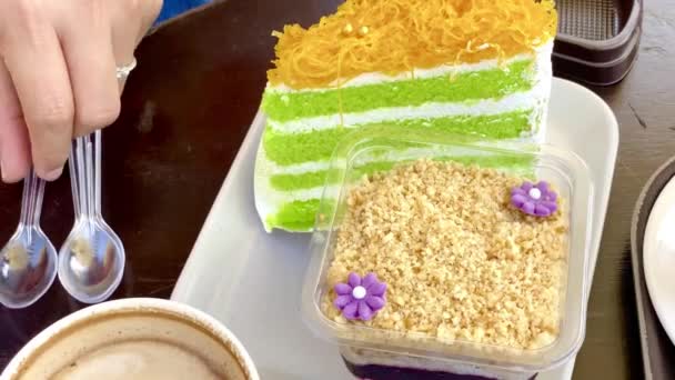 Zblízka záběry video sladké pekařský dort s horkou kávou na dřevěném stole jídlo a pití zázemí - Záběry, video