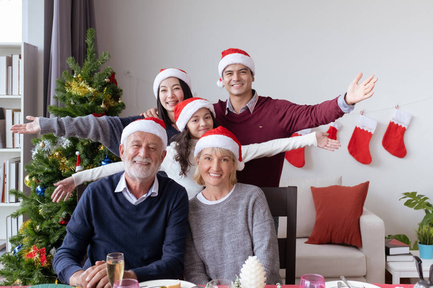 onnellista suurta perhettä, tapaaminen ja juhliminen yhdessä jouluna
  - Valokuva, kuva