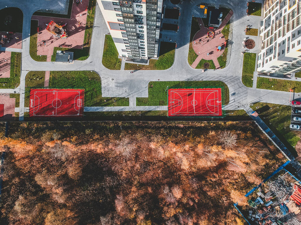 Ariel uitzicht basketbalveld in de tuin van een appartementencomplex. Rusland, Sint-Petersburg - Foto, afbeelding