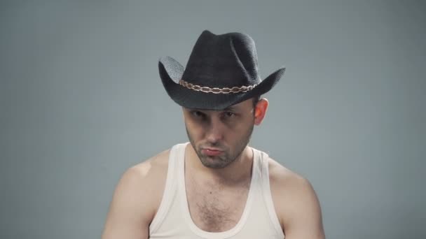 Video von betrunkenem Mann mit Cowboyhut - Filmmaterial, Video