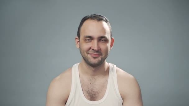 Videó fiatal bristly trükkös férfi - Felvétel, videó