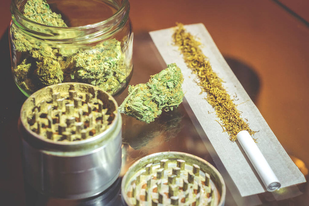 Cannabis virágbimbók üvegedényben darálóval és dohánnyal közös - Fotó, kép