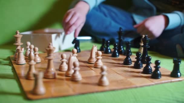 two guys play chess - Footage, Video