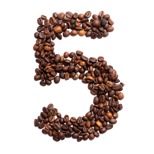 アラビア数字"5"白の隔離された背景に焼きたてのココア豆から.コーヒー豆から作られたコーヒーパターン。コーヒーのフォント、コーヒーの活気と文化の概念. - 写真・画像
