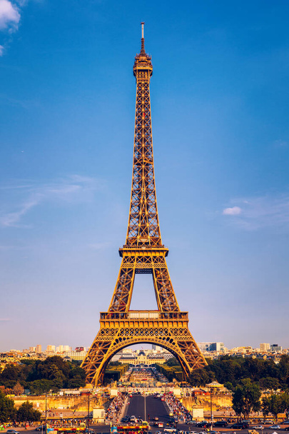 Eiffel-torony nyáron, Párizsban, Franciaországban. Festői panoráma az ei-ról - Fotó, kép