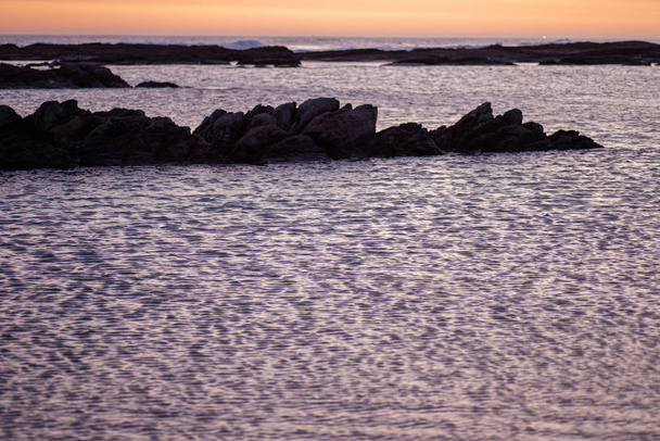 Krajobraz oceanu z wystającymi skałami - Zdjęcie, obraz