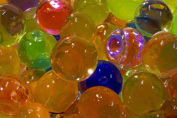 Κοντινές γυαλιστερές και πολύχρωμες χάντρες νερού  - Φωτογραφία, εικόνα