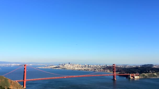 Vista panorámica del puente Golden Gate desde Chrissy, California, EE.UU. - Metraje, vídeo