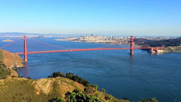 Golden Gate Köprüsü 'nün panoramik manzarası Chrissy, California, ABD' de görüldü. - Video, Çekim