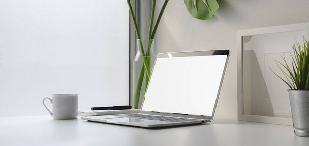 Vista close-up do local de trabalho com tela em branco computador portátil e xícara de café
 - Foto, Imagem