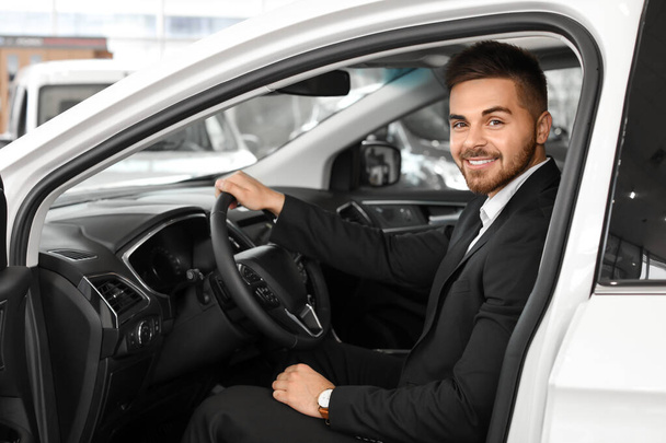 Boldog férfi vevő ül az új autóban - Fotó, kép