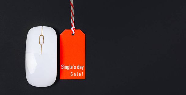 Online shopping Single's day sale text on red tag label and whit - Foto, immagini
