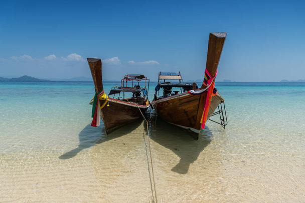 Thai boat longtail boat on the sea beach - Foto, afbeelding