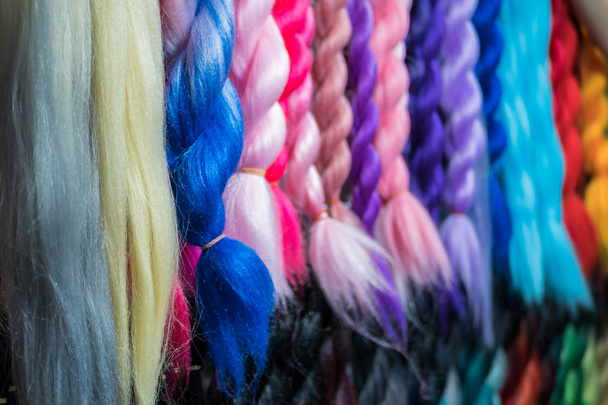 Крупный план красочных искусственных плетеных волос
 - Фото, изображение