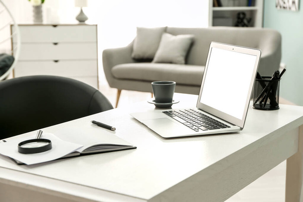 Pohodlné pracoviště s moderním notebookem na pokoji - Fotografie, Obrázek
