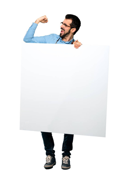 Full-length scatto di uomo con grembiule tenendo un cartello vuoto su sfondo bianco isolato
 - Foto, immagini