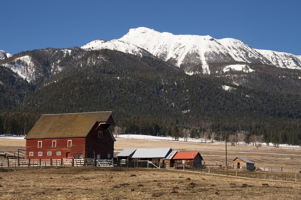 Red Barn Outbuilding Mountain Ranch Farm Homestead Western USA - Foto, Imagen