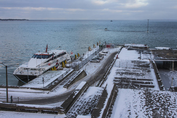 Pequeno cais de balsa em Tallinn em uma manhã gelada de inverno. Estónia
 - Foto, Imagem