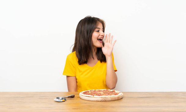 Ağzı açık diye bağıran pizzalı beyaz kız - Fotoğraf, Görsel