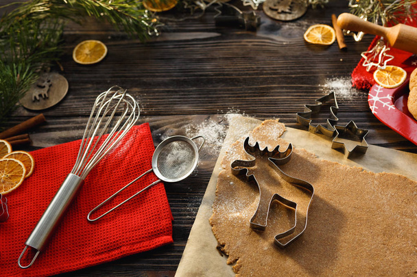 Świąteczny nastrój, Koncepcja pieczenia, Świąteczny deser. Płaskie układanie różnych naczyń kuchennych i składników do pieczenia. Sztandar świąteczny dla kulinarnych stron internetowych i stron - Zdjęcie, obraz