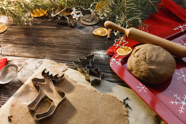 Forme de Noël pour la cuisson : cerf, étoile et sapin de Noël. Autour de l'humeur de Noël sur fond de bois sombre. Espace de copie, pose plate
.  - Photo, image