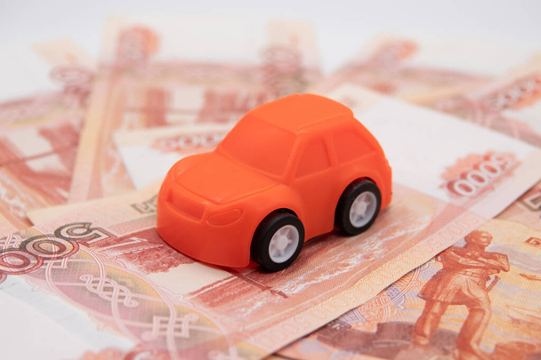 acheter une voiture en roubles jouet voiture sur le fond des billets de banque
. - Photo, image