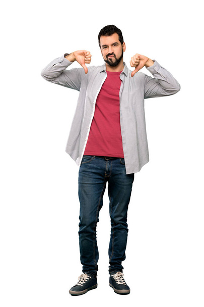 Повнометражний знімок красивого чоловіка з бородою, що показує великий палець над ізольованим білим тлом
 - Фото, зображення