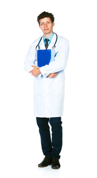 Ganzkörperporträt eines männlichen Arztes mit Notizblock auf weißem Papier - Foto, Bild