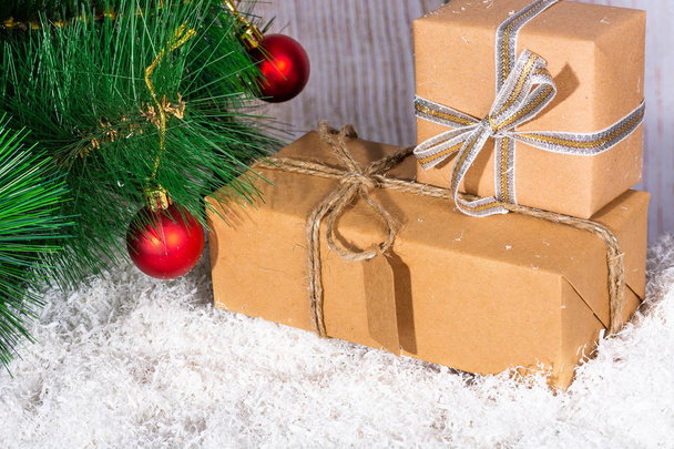 Noel ağacının arka planında hediyelerle dolu bir kutu. Uzayı kopyala, ön görünüm. Selamlama, pankart, kartpostal ve metin yeri olan reklam için yeni yıl ve Noel arkaplanı. - Fotoğraf, Görsel