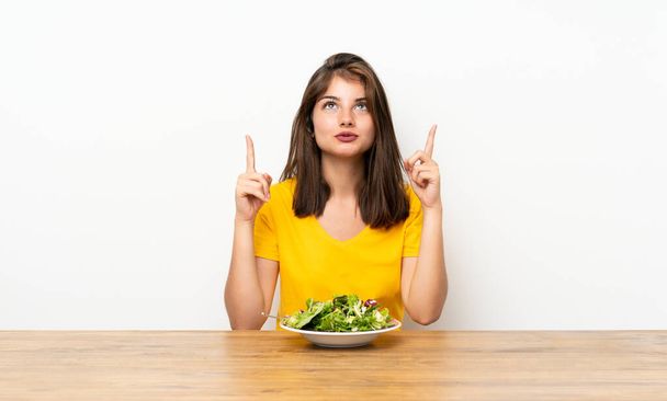 fille caucasienne avec salade pointant avec l'index une grande idée
 - Photo, image