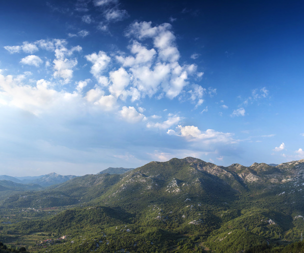 モンテネグロ山脈のパノラマ - 写真・画像