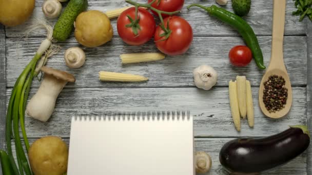 Livro de receitas jogado na mesa com legumes. Fácil de colocar seu reciepe em um papel em branco
. - Filmagem, Vídeo