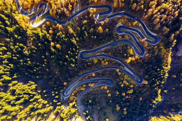 Долина Брегалья - Енгадіна - Швейцарія Повітряний вид на вигини шпильки перевалу Малоя - Фото, зображення