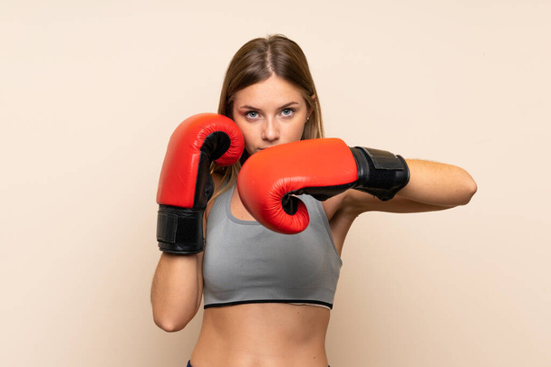 Chica rubia joven con guantes de boxeo sobre fondo aislado
 - Foto, imagen