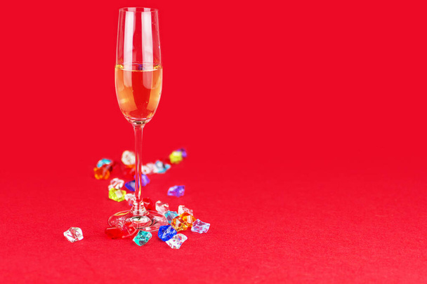 verres de champagne sur fond rouge avec des pierres de cristal scintillantes sur la base. Nouvel an ou célébration romantique. Du luxe. Espace libre
 - Photo, image