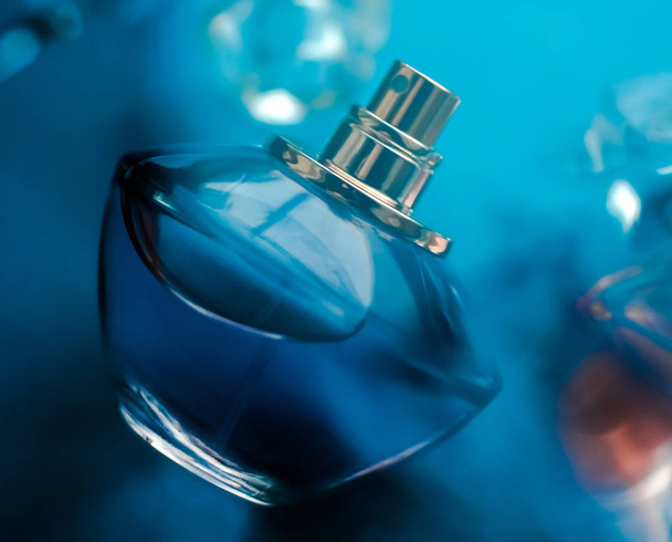 Garrafa de perfume sob água azul, cheiro costeiro de mar fresco como glam
 - Foto, Imagem