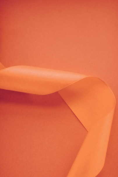 Abstrakcyjna jedwabna wstążka w pomarańczowym tle, ekskluzywny luksus - Zdjęcie, obraz